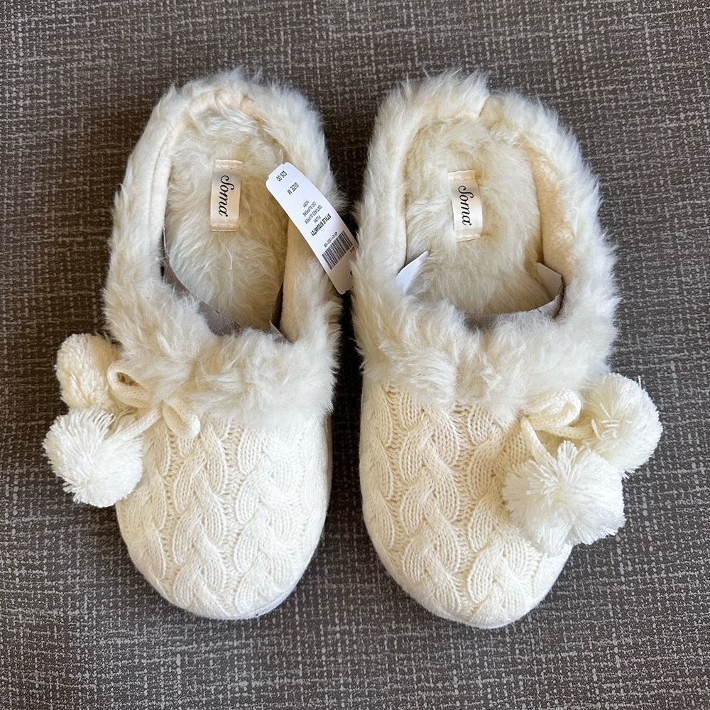 Soma Cream Sliopers faux fur knitted size 7/8 medium